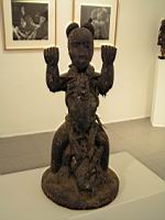 Sculpture vodou Fon, Benin (bois, tissu, fibres veg., crane d'animal, mat. sacrificielles)
